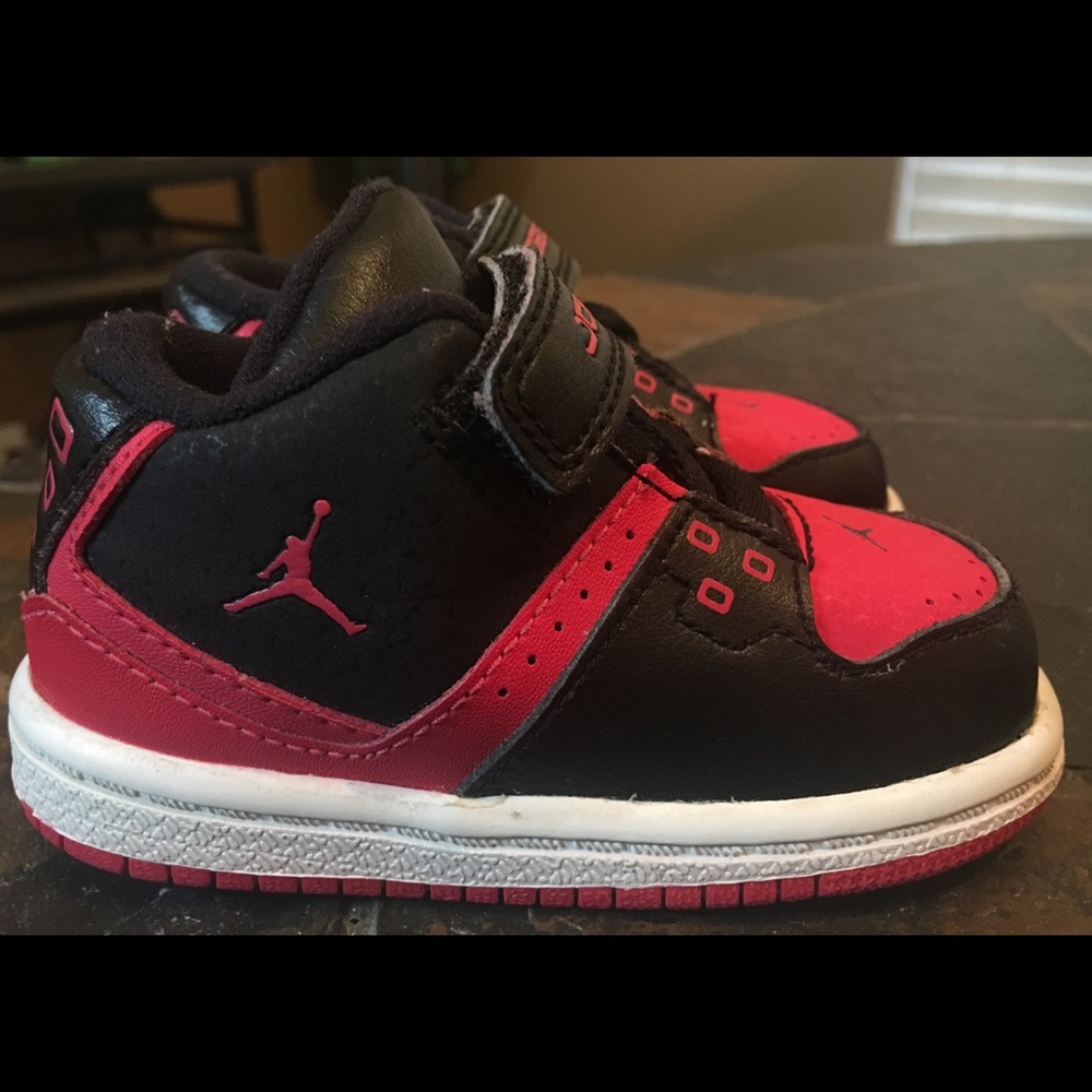 Jordan’s size 4 infant black/red